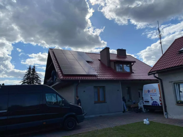 Instalacja paneli fotowoltaicznych – z czym się wiąże?