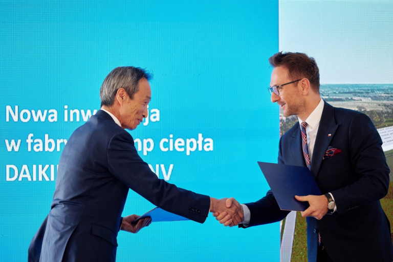 Japońska firma DAIKIN to lider rynku fotowoltaicznego i pomp ciepła, producent niezawodnego sprzętu dla odbiorców indywidualnych i przedsiębiorstw